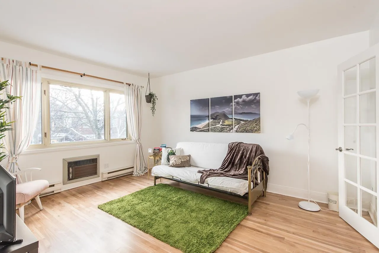 Gite Du Survenant Montreal Guest house